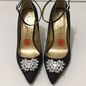 Badgley Mischka black glitter stiletto heels with rhinestone pin size7
